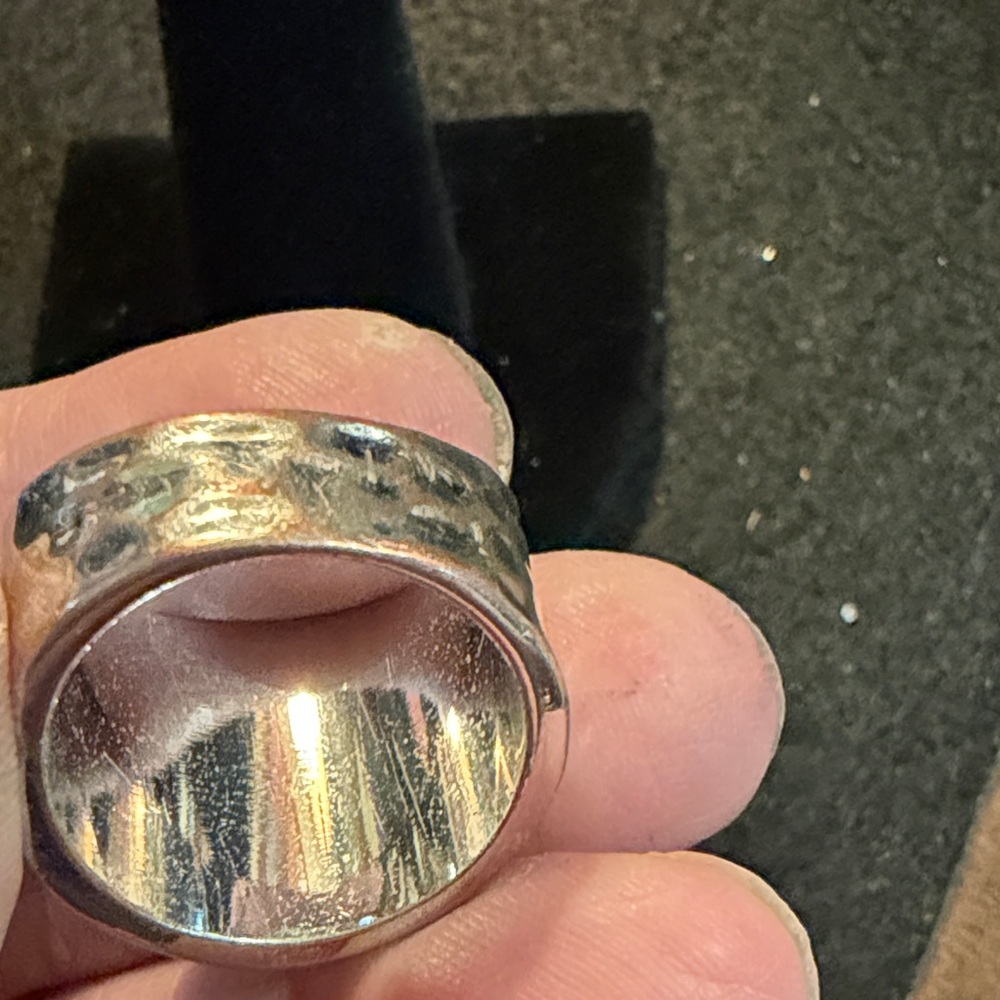 Elegant Silver Hammered Ring - Picture 2 of 3